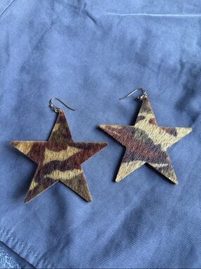Star-Shaped Camouflage Print Fuzzy Dangle Earrings